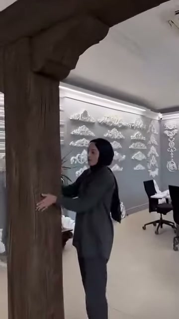 La superficie cava dell'elemento decorativo e la zona di giunzione superiore sono visibili