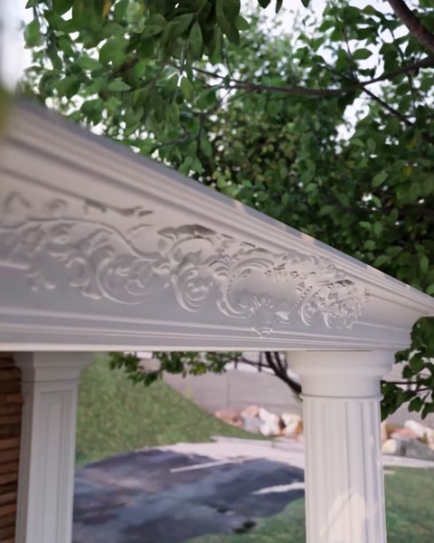 Primo piano del dettaglio di cornice ornata inciso lungo il bordo del tetto.