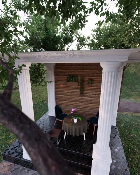 Ampia vista della struttura della pergola con colonne che incorniciano l'area di seduta esterna.