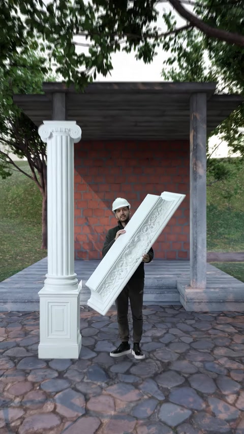 L'operaio solleva la cornice ornata verso l'alto accanto alla colonna verticale.
