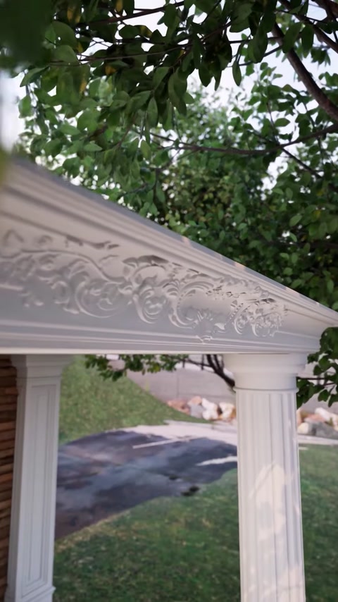 Primo piano del dettaglio di cornice ornata inciso lungo il bordo del tetto.