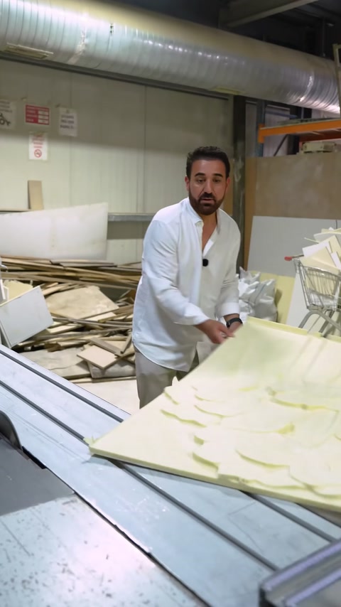 Un pannello in poliuretano con rilievi floreali viene sollevato dalla macchina CNC