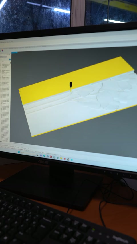 Il modello di bozza digitale di una cornice a rilievo floreale è visualizzato sullo schermo del computer.