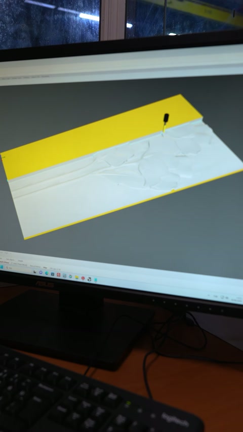 La composizione floreale di un pannello in rilievo lungo viene esaminata da vicino nel software di progettazione.