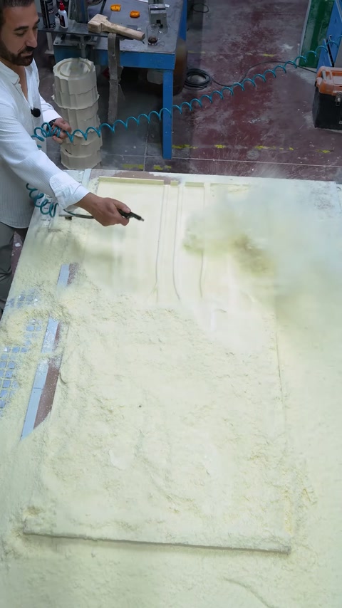 I segni di incisione sulla lastra di poliuretano nel laboratorio sono indicati sulla tavola CNC.