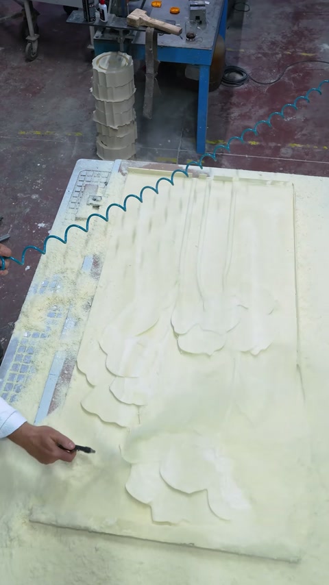 Il pannello a rilievo con motivi floreali viene visualizzato sul letto CNC.
