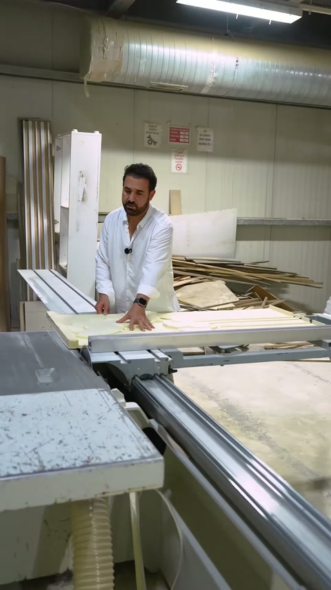 Il maestro artigiano estrae il pannello in poliuretano decorativo dal tornio CNC.