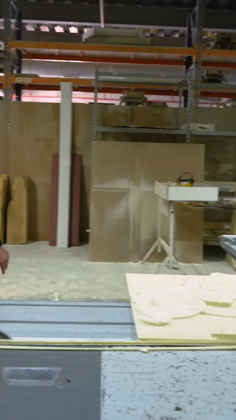 Il pannello in rilievo completato rimane in posizione orizzontale sul tornio CNC.