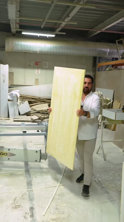 Il retro piatto del pannello in poliuretano lungo viene visualizzato verticalmente nel laboratorio.