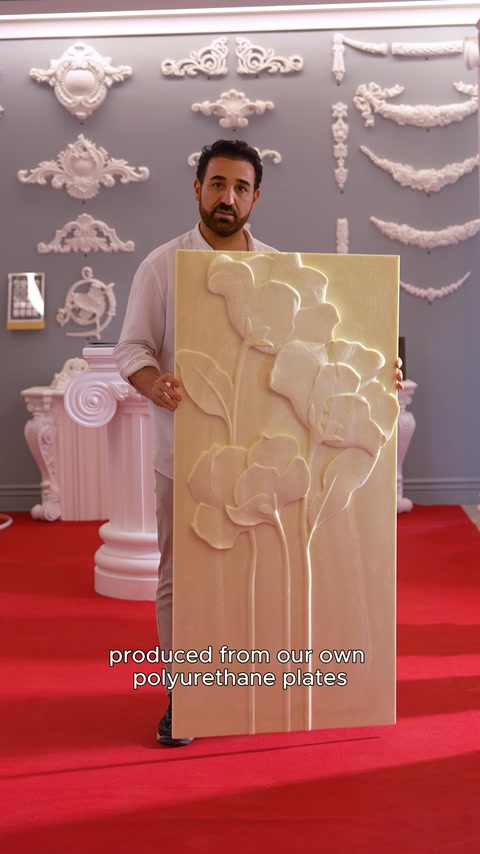 Il maestro artigiano presenta il pannello lungo con alto rilievo floreale su un'alzata decorativa.