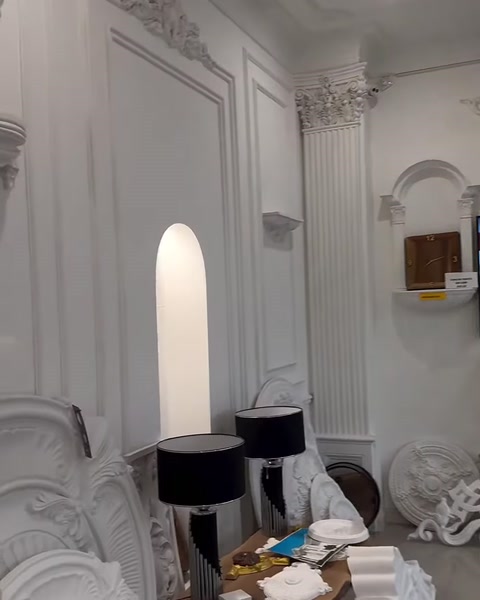 Ofis duvarında çıtalar, kemerli niş ve köşe süsleri bulunuyor