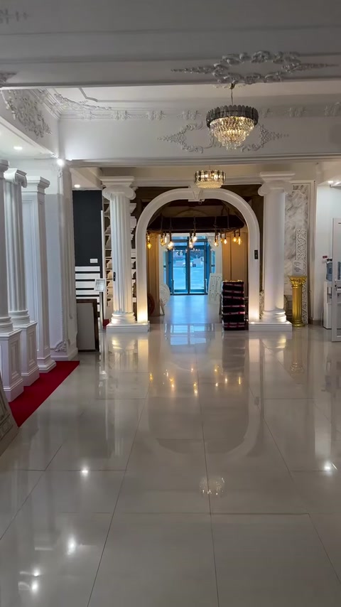Showroom della fabbrica con archi, colonne e ornamenti a soffitto