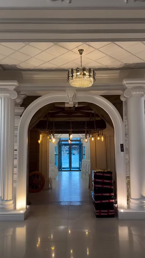 Ampio passaggio ad arco completato con colonne decorative e capitelli