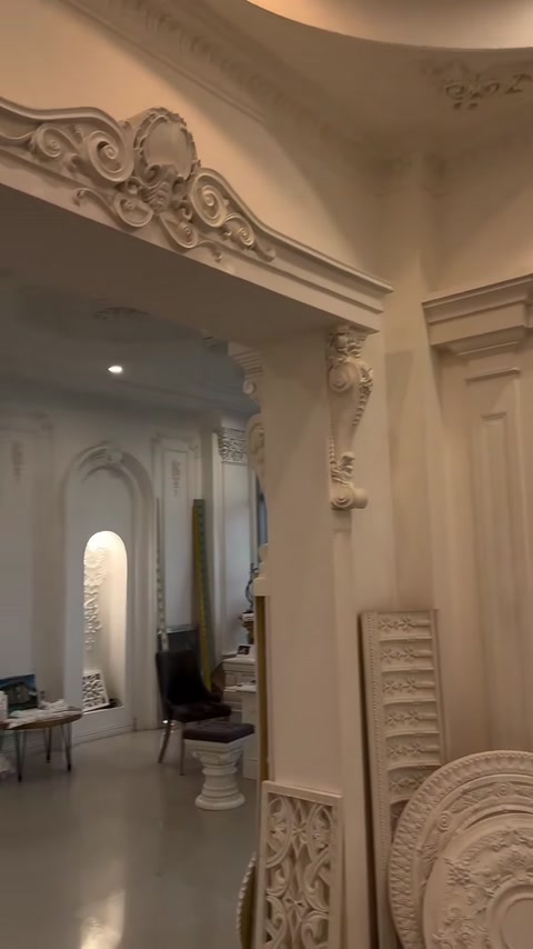 Viste dettagliate dei capitelli in rilievo e dei dettagli delle cornici