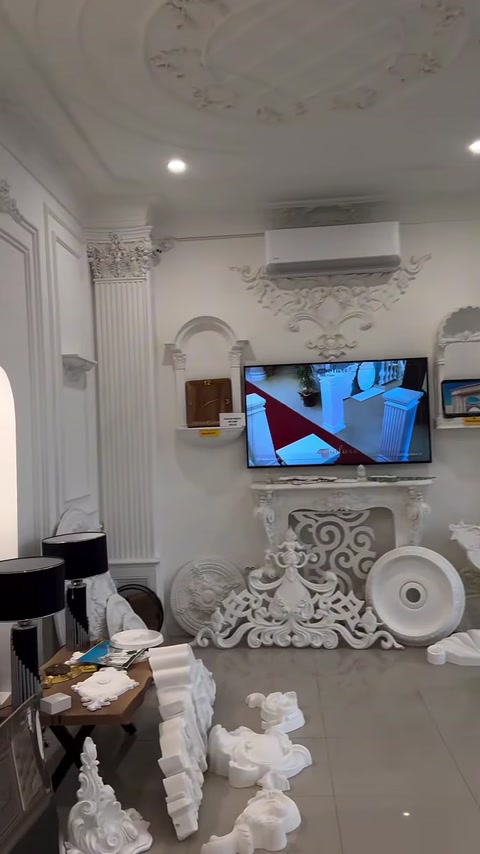 Motivi murali e vari elementi decorativi esposti nella showroom