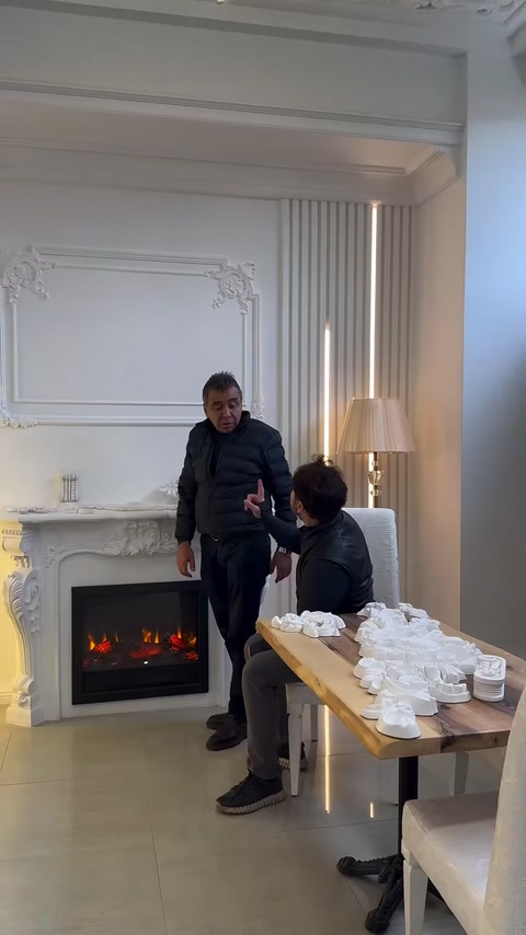 Ribbed wall arrangement and decorative fireplace surround examined