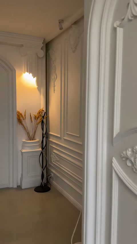 Cornice porta scanalata e disposizione di parete classica con applicazioni presentate