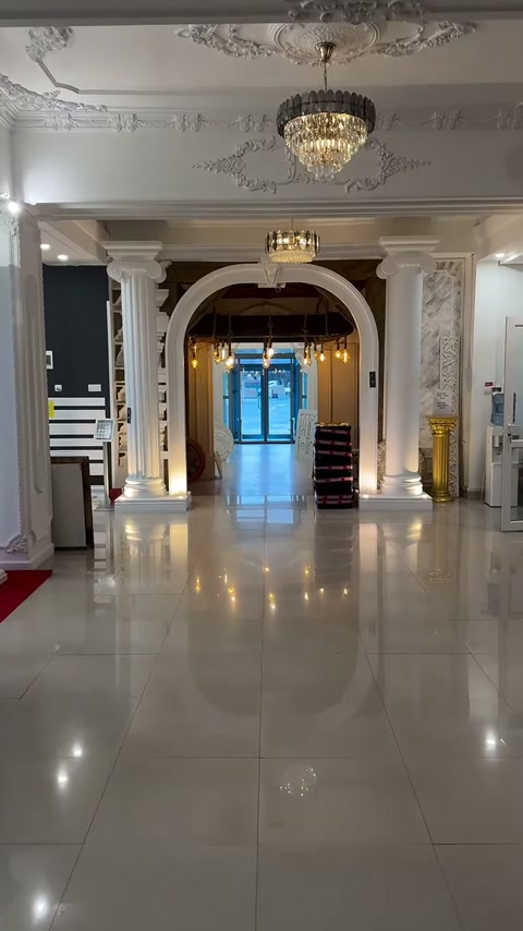 Archi con colonne, motivi per soffitto e lampadari decorano il corridoio espositivo