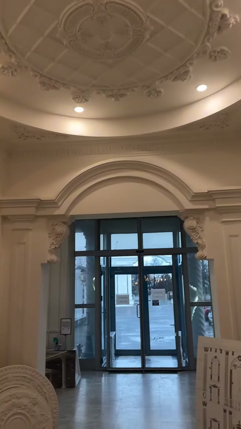 Gradini soffitto circolari, ingresso ad arco e capitelli delle colonne in esame
