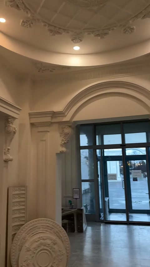 Bordi soffitto curvi e ingresso porta con ampio arco in esposizione
