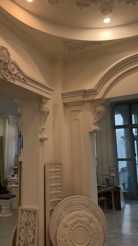 Frontone in rilievo, passaggio ad arco e dettagli classici delle colonne in primo piano