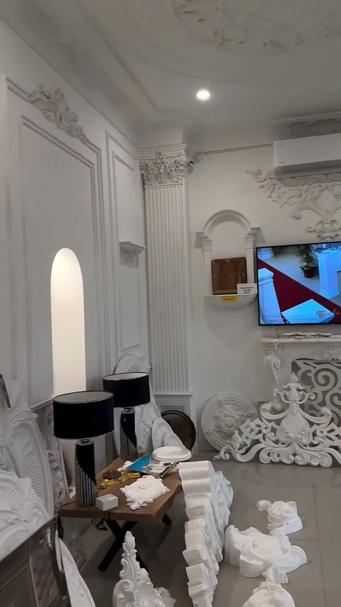 Nicchie ad arco e pezzi decorativi esposti intorno al tavolo di lavoro