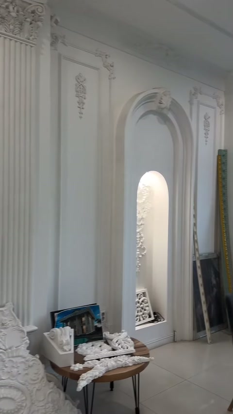 Lunga nicchia ad arco, decorazioni verticali e completata con piccoli campioni