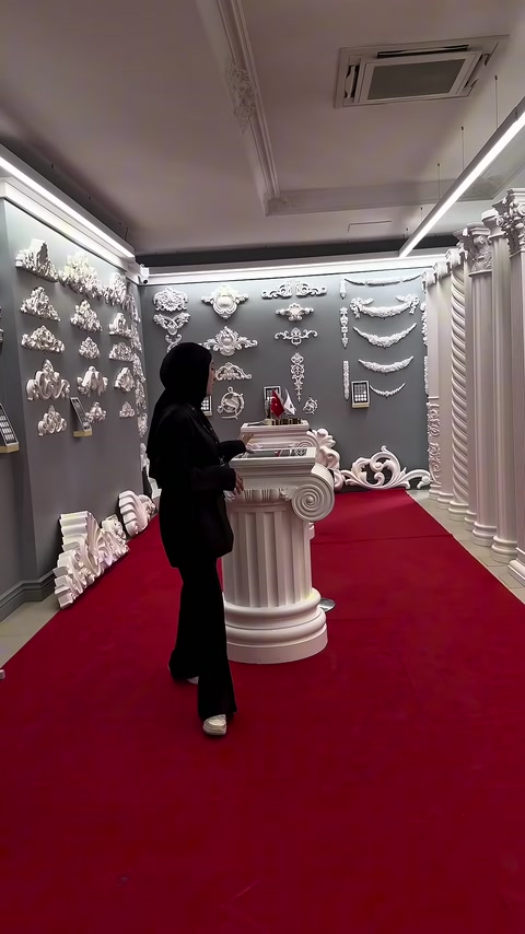 Yuvarlak sütun gövdesinden oluşturulan sehpa showroomun merkezinde duruyor
