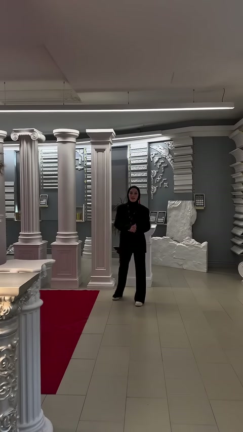 Video, poliüretan sütunların showroomda özel sehpalara dönüştürülmesini gösteriyor.