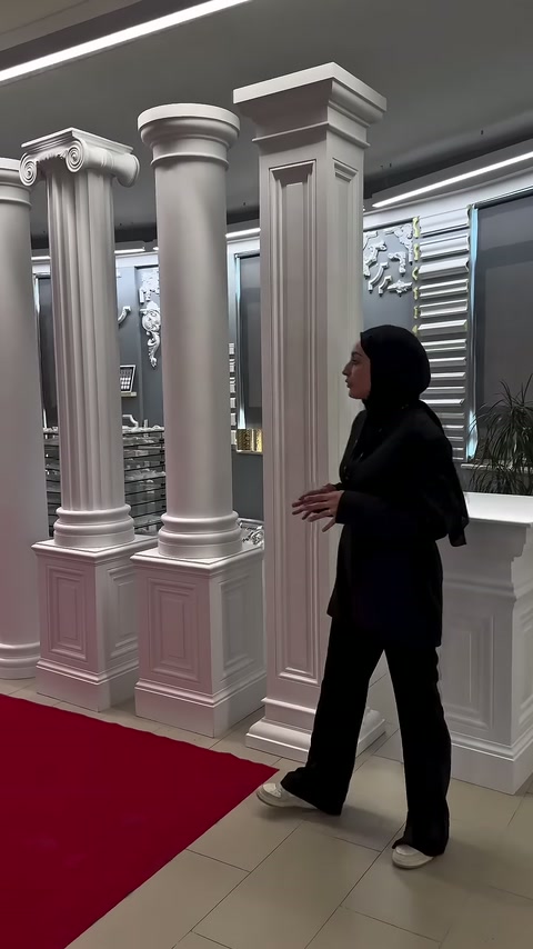 Tanıtıcı, büyük sütun modellerinin arasında ürün özelliklerini anlatıyor.