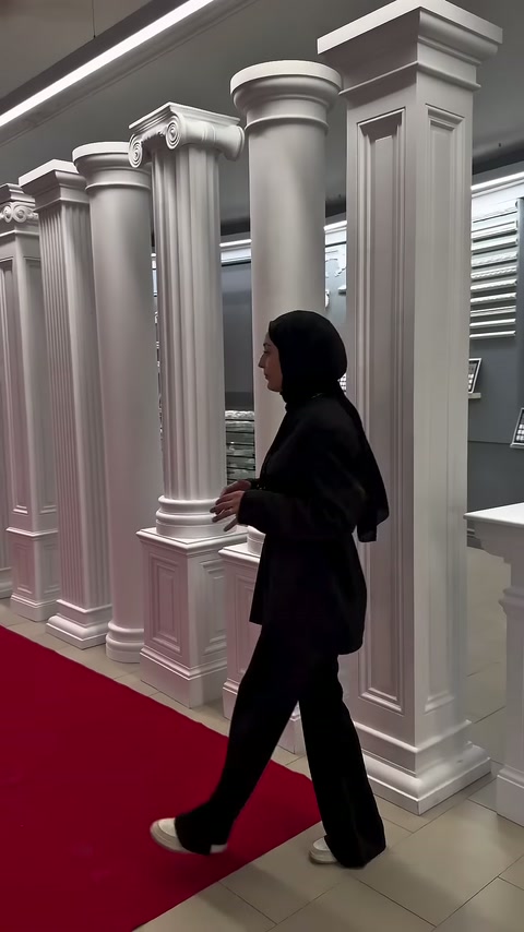 Yivli sütun gövdeleri farklı başlık ve kaide biçimleriyle sunuluyor.