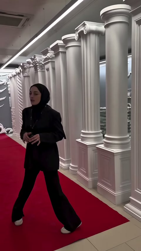 Showroom koridorunda çeşitli yüksekliklerde dekoratif sütun modelleri görülüyor.