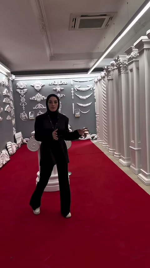 Sütunların yanında duvar süsleri ve dekoratif profiller de sergileniyor.