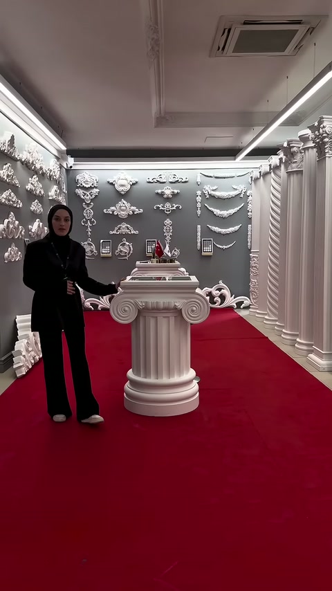 Kısa yivli sütun, yuvarlak tablasıyla sehpa biçiminde sergileniyor.