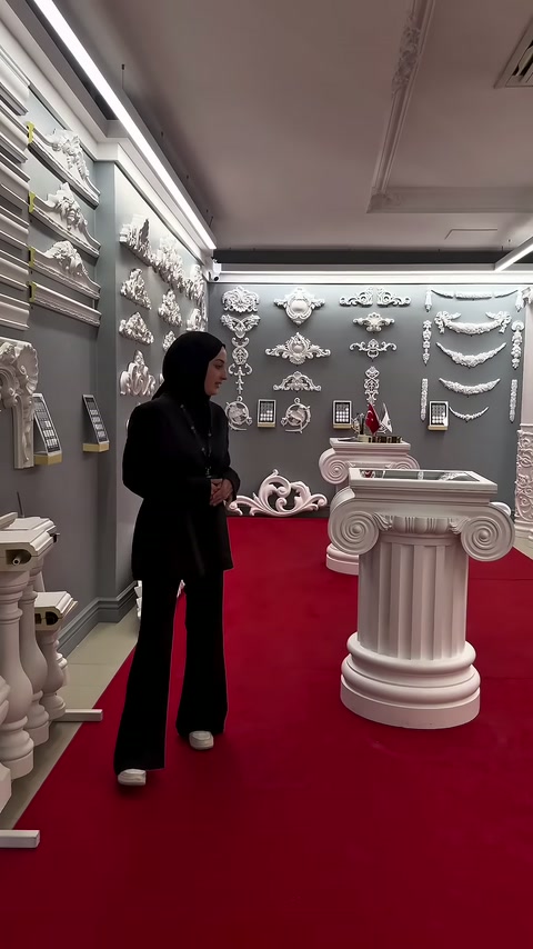 Kalın yivli gövdenin üzerinde dairesel ve işlemeli tabla bulunuyor.