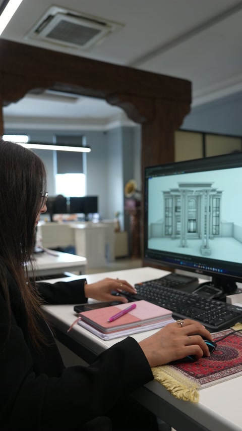 Tasarım ekranında sütunlu giriş cephesinin üç boyutlu modeli düzenleniyor.