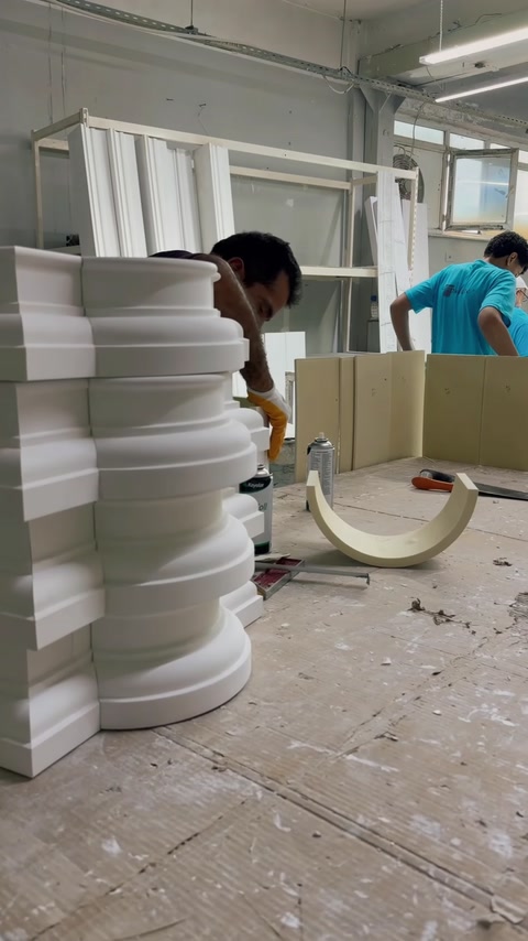 Profili curvi impilati e una parte di arco sul banco da lavoro