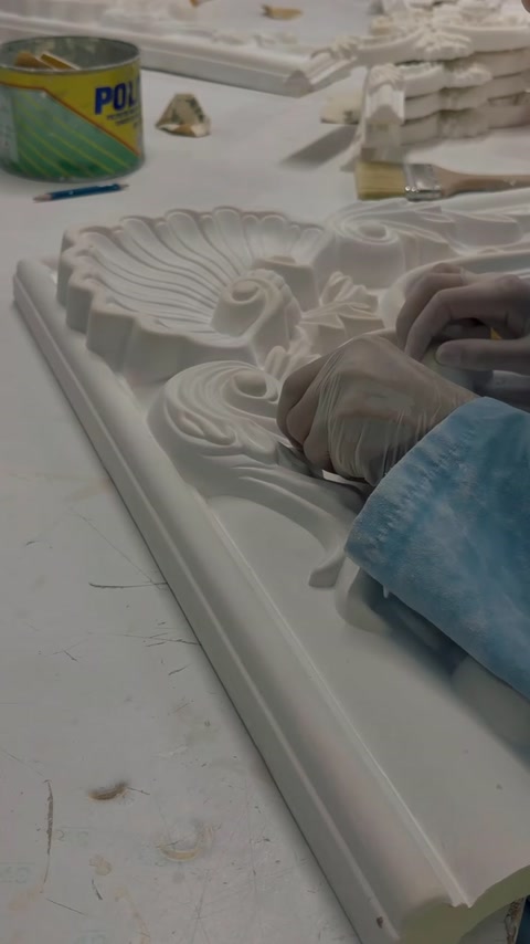 Finitura manuale di precisione su un pannello decorativo in rilievo