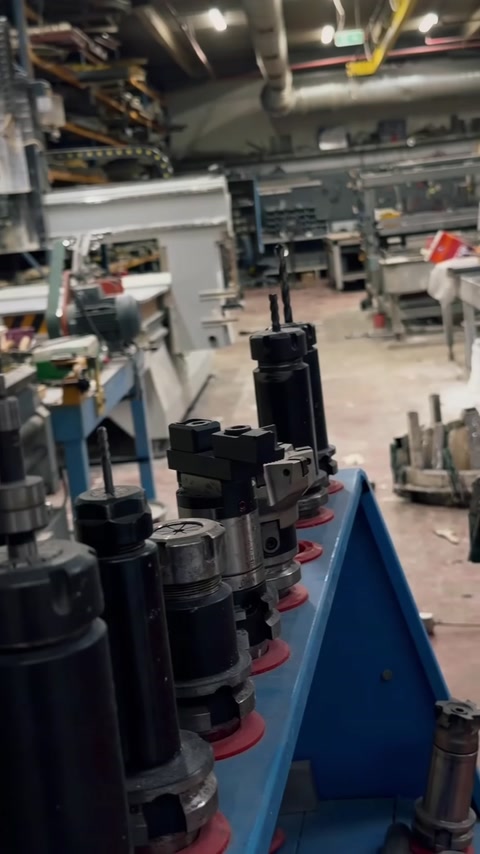 Attrezzatura di dosaggio e area di lavoro della fabbrica sulla linea produttiva