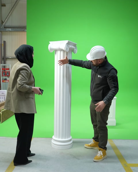Kurulumu biten sütunun yüzey düzgünlüğü el ile kontrol ediliyor