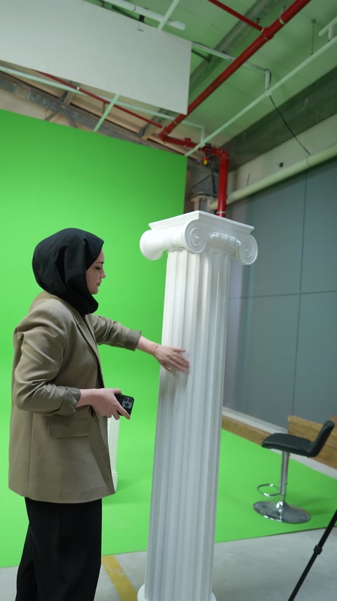 Sunucu ayakta duran sütunun bezemeli başlık bölümünü gösteriyor