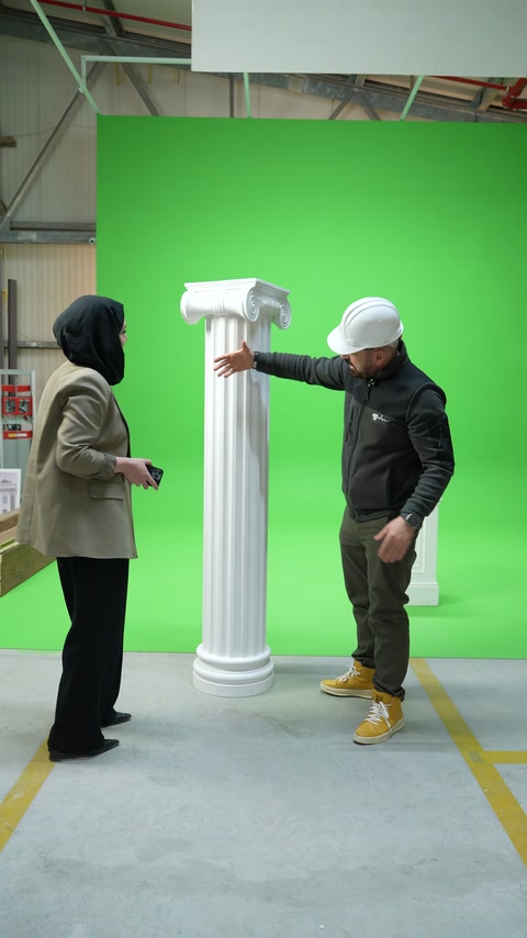 Tam boy dekoratif sütun kaidesi ve başlığıyla tanıtılıyor