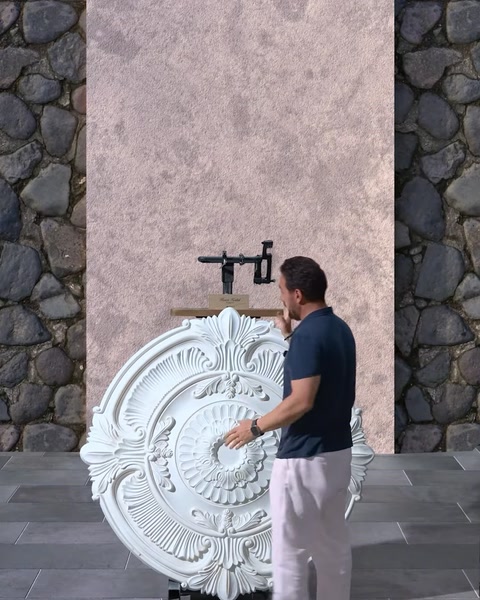 Rosone circolare da soffitto montato su una parete modello per il design