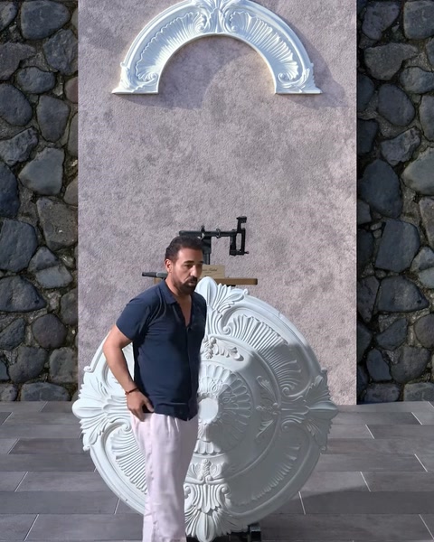Due cornici ad arco posizionate sulla parete accanto a una colonna in gesso