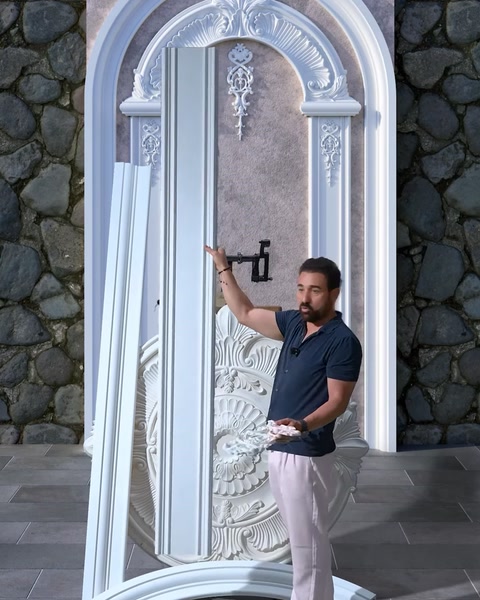 Uomo che installa un dettaglio decorativo sul design della parete ad arco completato