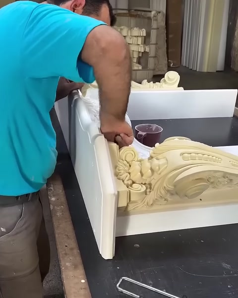 Dikey şömine ayağı ile bezemeli üst parçanın birleşimi görülüyor.