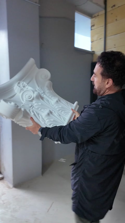 The acanthus leaves on the large Corinthian capital are inspected in the workshop