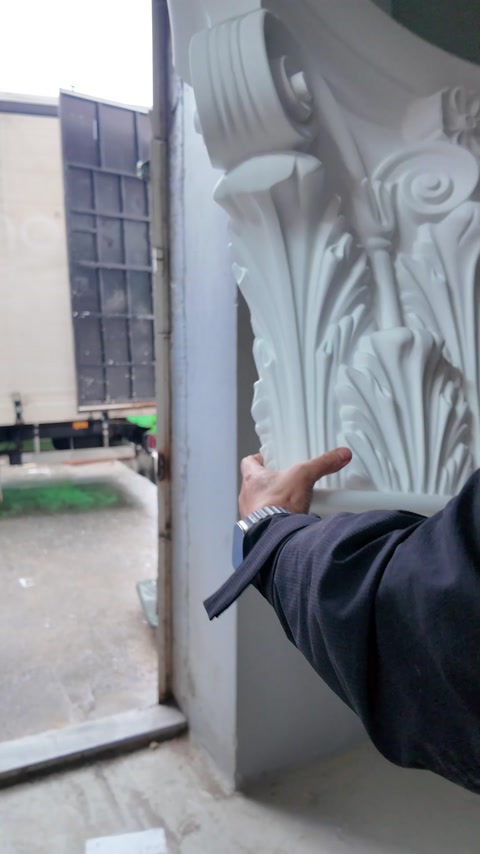 The volutes and deep leaf embossing of the Corinthian column capital are examined