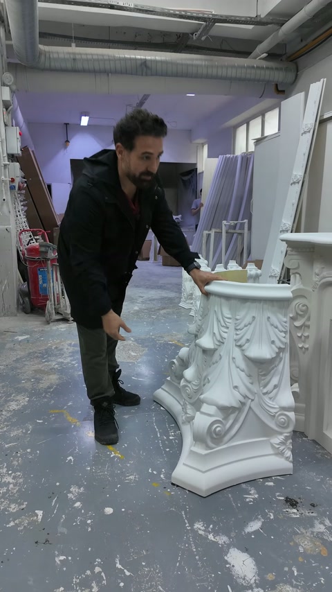 Le decorazioni fogliate del capitello corinzio vengono esaminate manualmente nell'area di produzione.