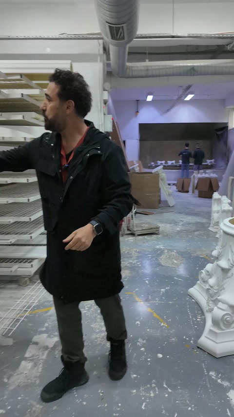 Il produttore mostra il capitello e spiega le sue sezioni decorative.